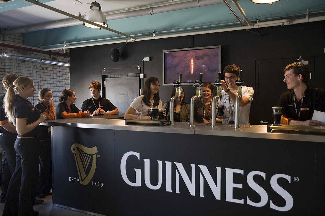 Menschen lernen wie man frisches Guinness zapft, Guinness Storehouse Brauerei, Dublin, Leinster, Irland, Europa