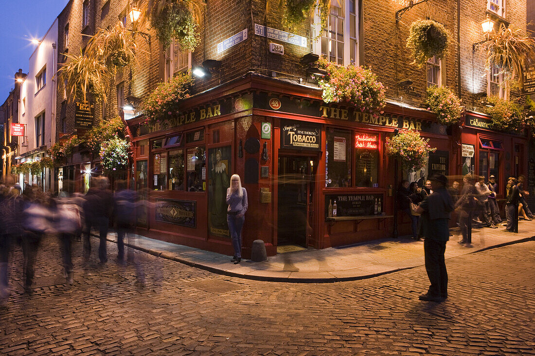 Menschen vor The Temple Bar, Pub im Temple Bar Viertel am Abend, Dublin, Leinster, Irland, Europa