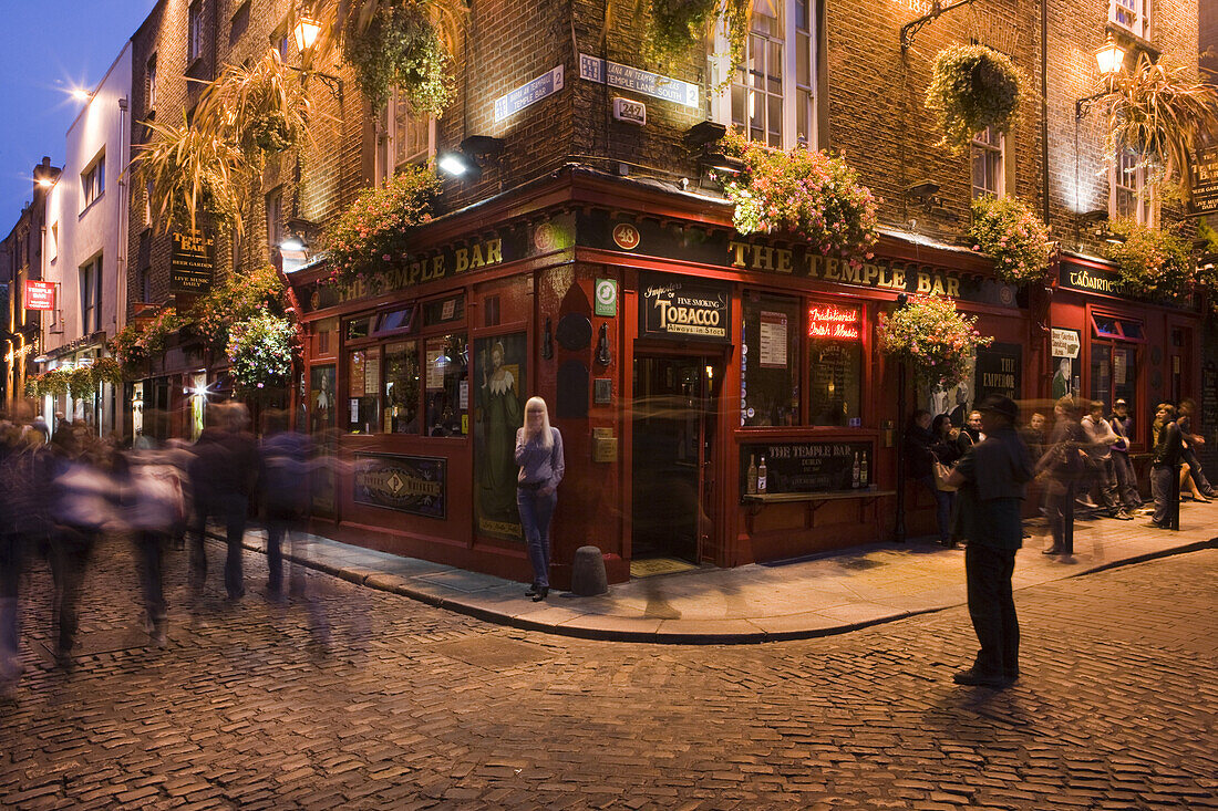 People outside The Temple Bar at Temple Bar district in the evening, Dublin, County Dublin, Leinster, Ireland, Europe