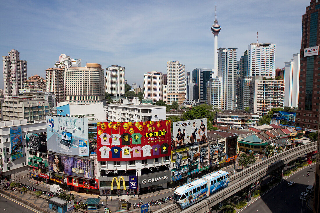 Einkaufs-und Vergnügungsviertel Bukit Bintang, Skytrain und Menara Fernsehturm, Kuala Lumpur, Malaysia, Asien