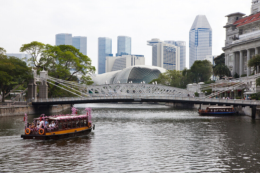 Cavenah Bridge at Fullerton Hotel, Esplanade Theater and Skyline, Singapore, Asia