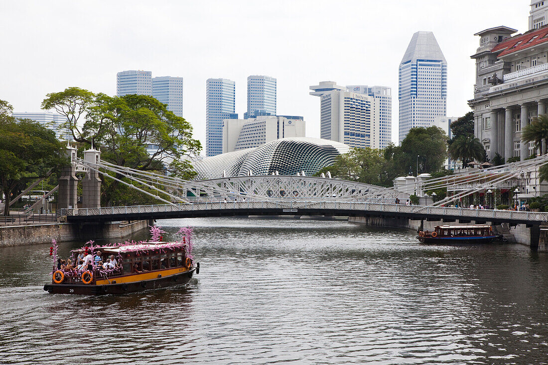 Cavenah Brücke beim Hotel Fullerton mit Esplanade Theater und Skyline, Singapur, Asien