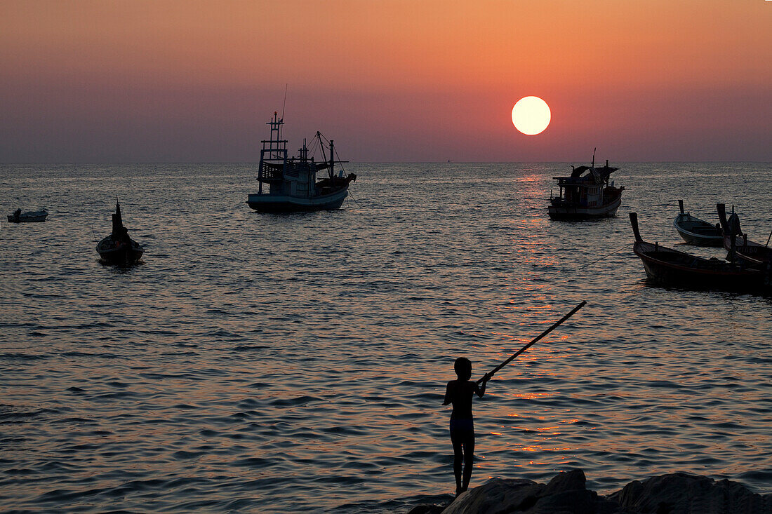 Sonnenuntergang, Fischerboote, Angler bei Patong, Provinz und Insel Phuket, Thailand, Asien