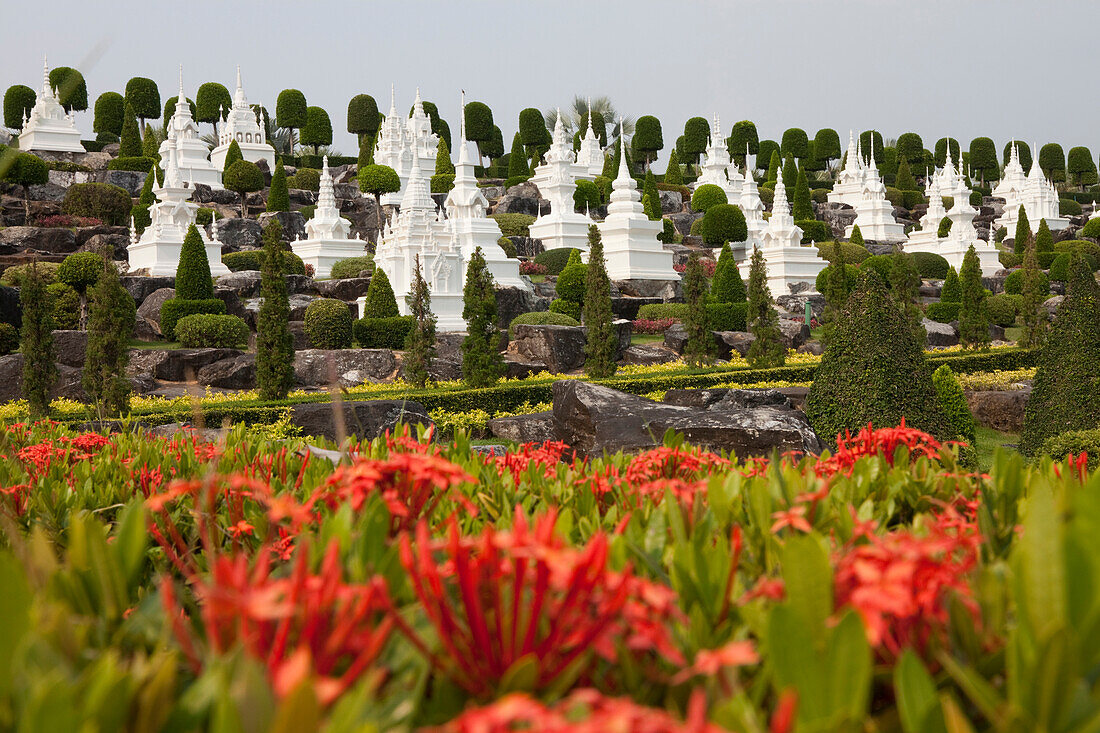 Buddhistische Stupas im Nong Nooch tropical botanical garden, tropischer, botanischer Gartenpark bei Pattaya, Provinz Chonburi, Thailand, Asien