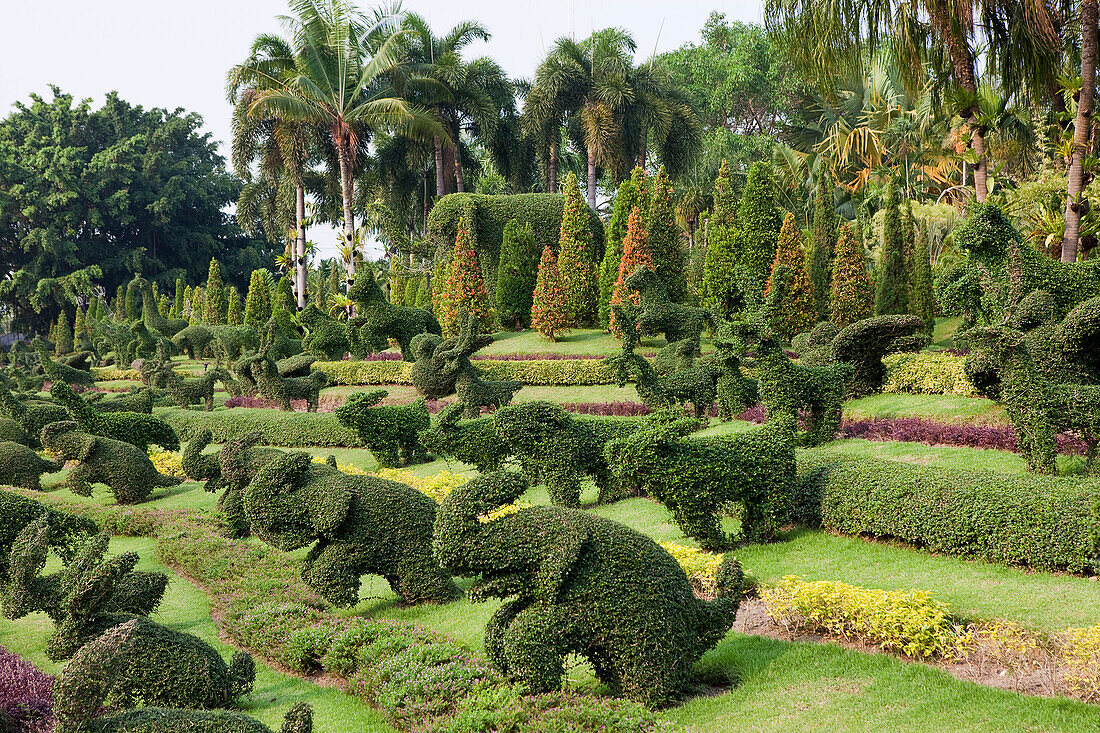 Tierfiguren als Büsche im Nong Nooch tropical botanical garden, botanischer Gartenpark bei Pattaya, Provinz Chonburi, Thailand, Asien
