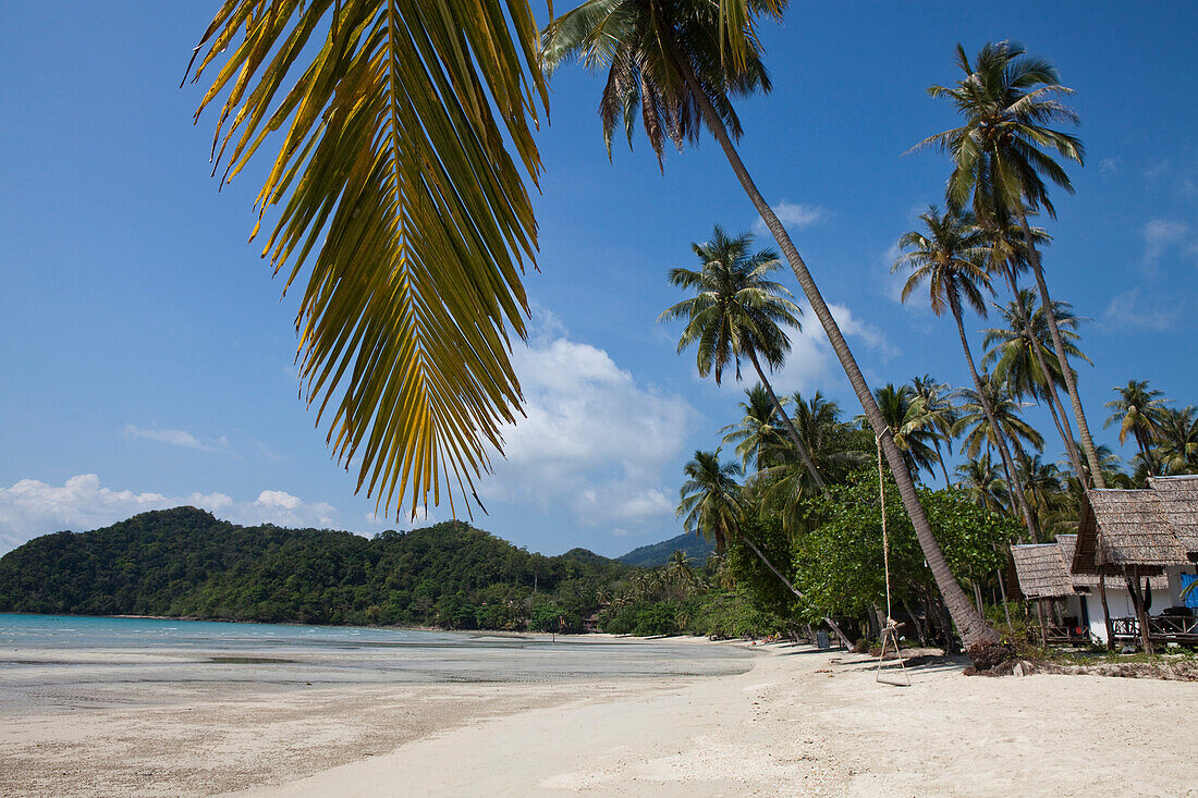 Langer Strand auf der Insel Koh Chang, Provinz Trat, Thailand, Asien