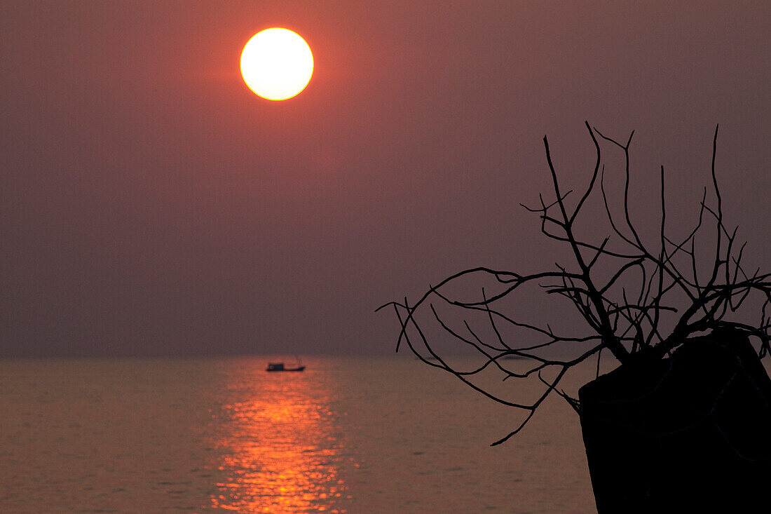 Sonnenuntergang bei Laem Chaoyachet, Westküste der Insel Koh Chang, Provinz Trat, Thailand, Asien