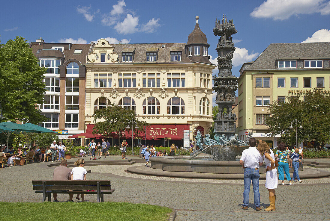 Brunnen mit Historiensäule, Josef-Görres-Platz, Koblenz, Mosel, Rhein, Rheinland-Pfalz, Deutschland, Europa