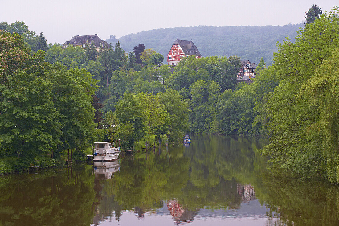 Lahn mit Uferböschung - Boot und Fachwerkhaus, Nassau, Rheinland-Pfalz, Deutschland, Europa