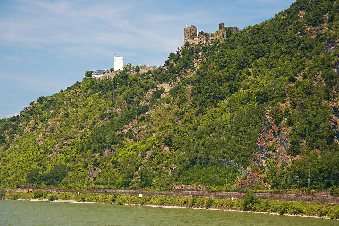 Die feindlichen Brüder, Burg Sterrenberg und Burg Liebenstein, Kamp-Bornhofen, Rheinschifffahrt mit Köln-Düsseldorfer, Mittelrhein, Rheinland-Pfalz, Deutschland, Europa