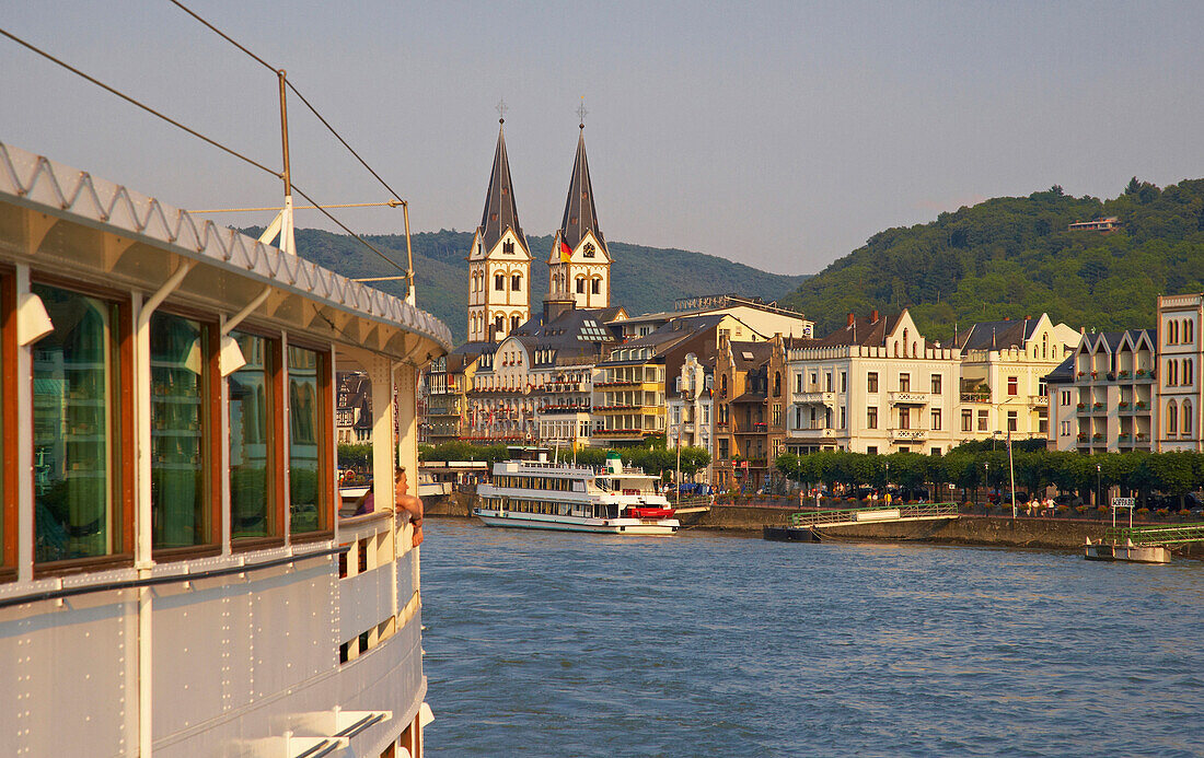 Blick über Rhein auf St.-Severus-Kirche, Boppard, Rheinland-Pfalz, Deutschland