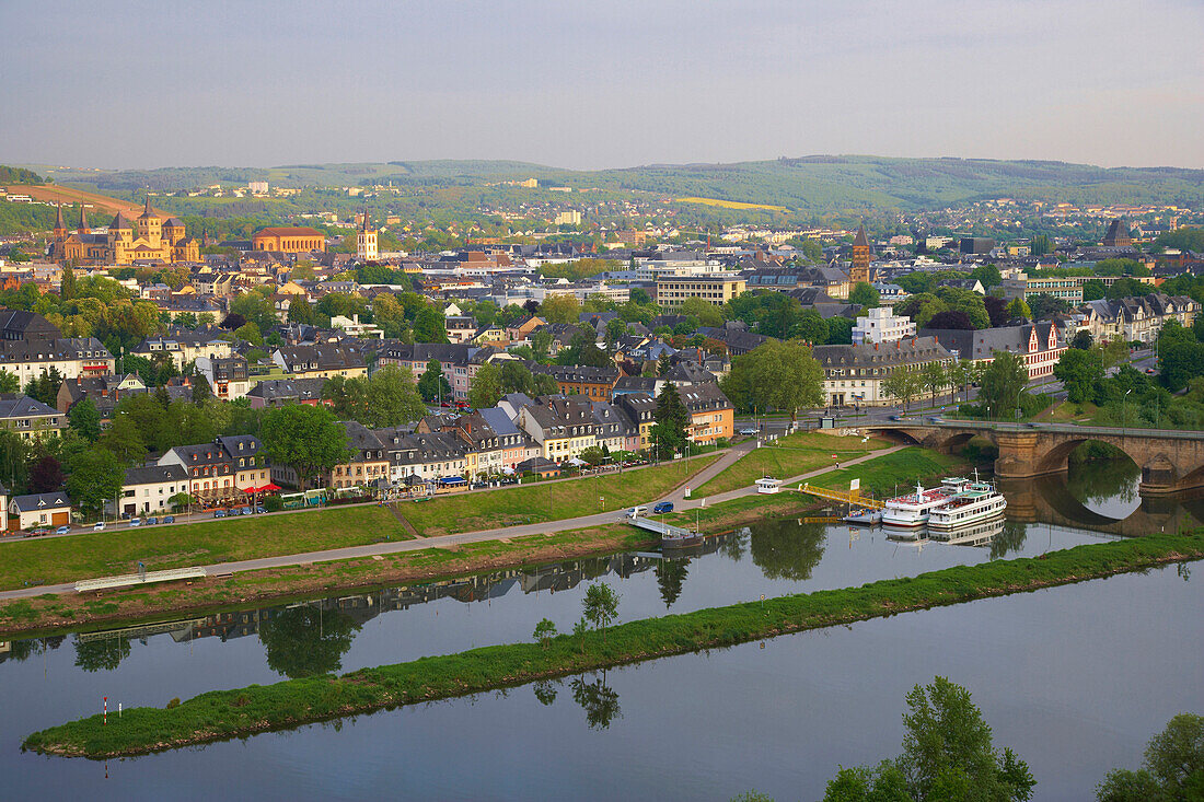 Blick über Mosel mit Kaiser-Wilhelm-Brücke auf Trier, Rheinland-Pfalz, Deutschland