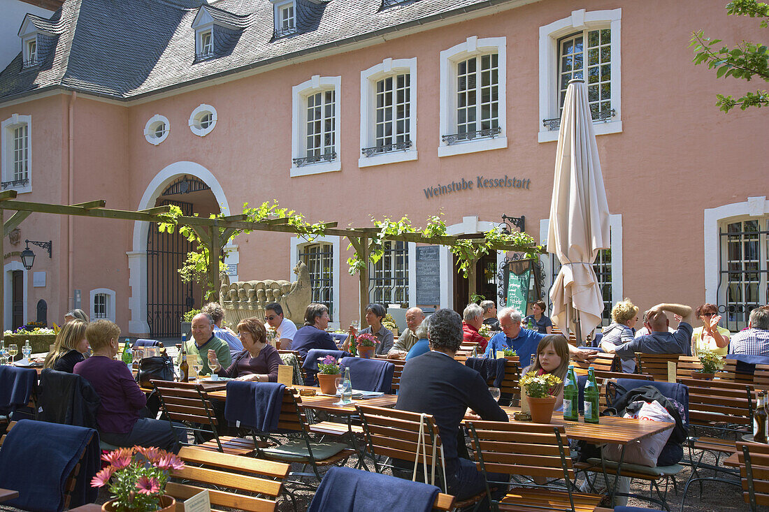 Rast in der Weinstube Kesselstatt, Trier an der Mosel, Rheinland-Pfalz, Deutschland, Europa