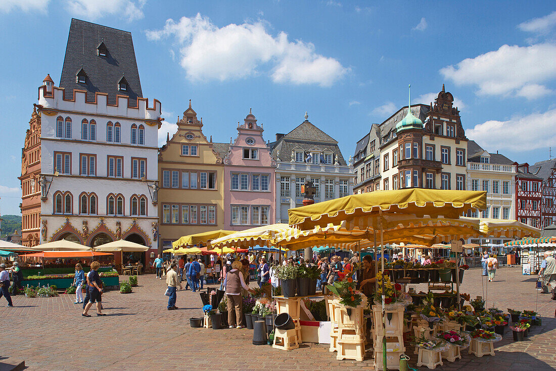 Market in Hauptmarkt (main square), Steipe in background, Trier, Rhineland-Palatinate, Germany