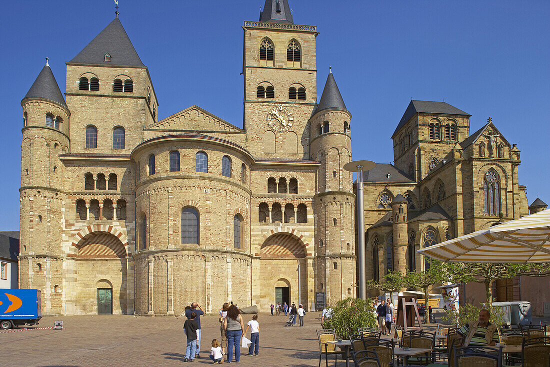 Blick über Domfreihof auf Dom St. Peter und Liebfrauenkirche, Trier an der Mosel, Rheinland-Pfalz, Deutschland, Europa