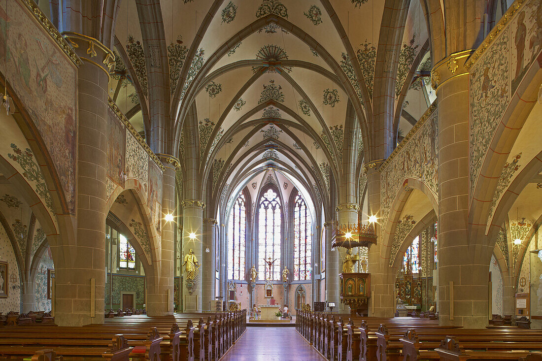 Innenarchitektur der Pfarrkirche St. Laurentius, Ahrweiler, Bad Neuenahr-Ahrweiler, Ahr, Eifel, Rheinland-Pfalz, Deutschland, Europa