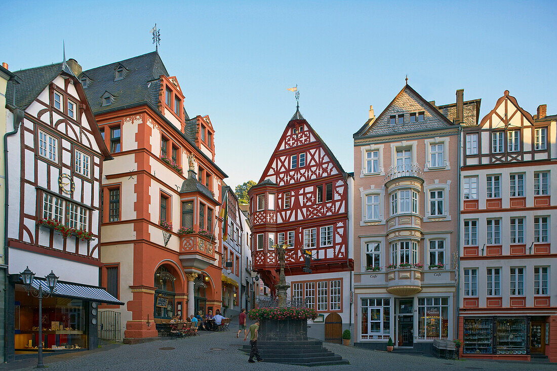 Marktplatz mit St. Michaels-Brunnen, Bernkastel-Kues, Rheinland-Pfalz, Deutschland