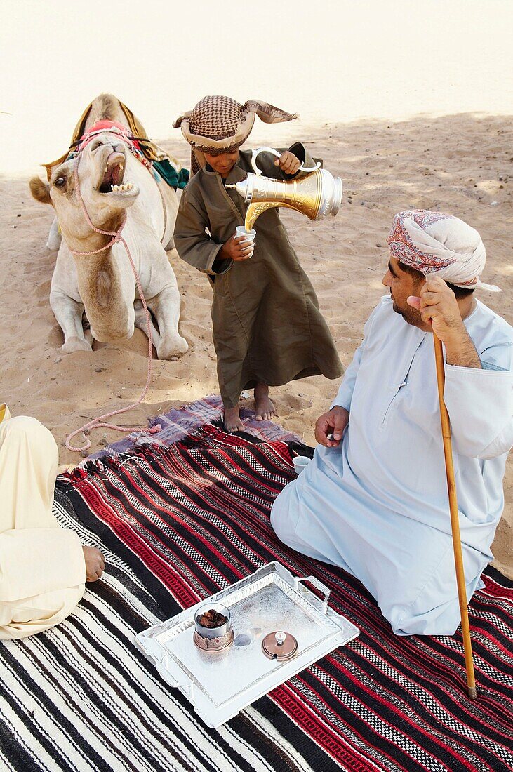 Middle East, Oman, desert of Wahiba, coffee time, bedouins