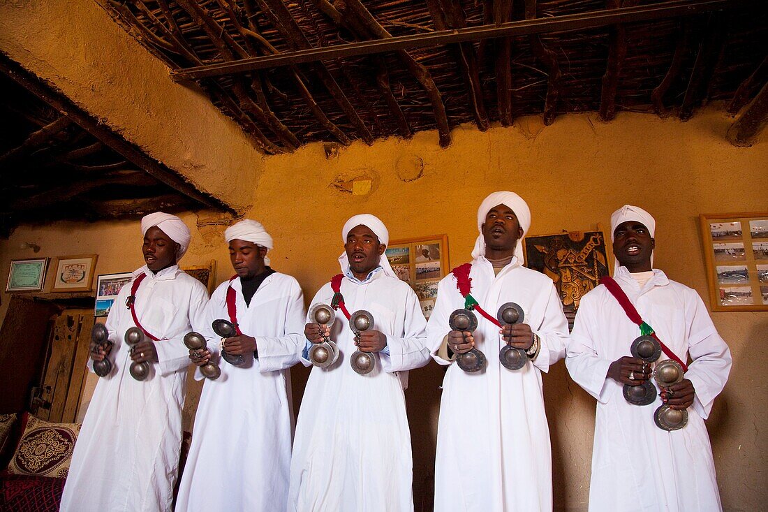 Musicians in the village of Khamlia, accient slaves from Sudan, Merzouga, Sahara Desert, Morocco, Africa