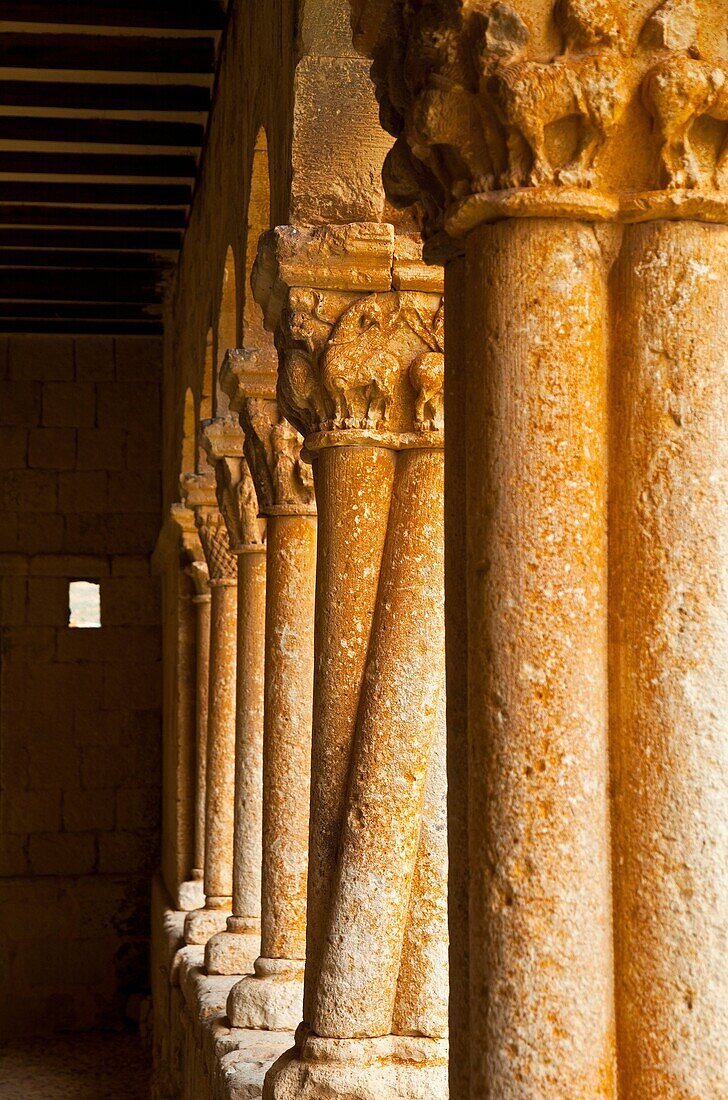 Columna de fustes torsionados, Galería porticada, Iglesia de San Pedro, Siglo XII, Pueblo de Caracena, Soria, Castilla y León, España