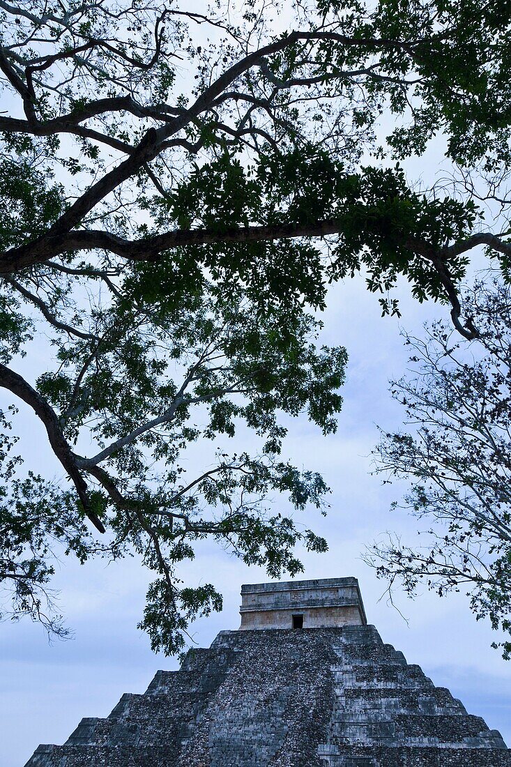 Pirámide El Castillo Yacimiento Arqueológico Maya de Chichén Itzá Estado de Yucatán, Península de Yucatán, México, América