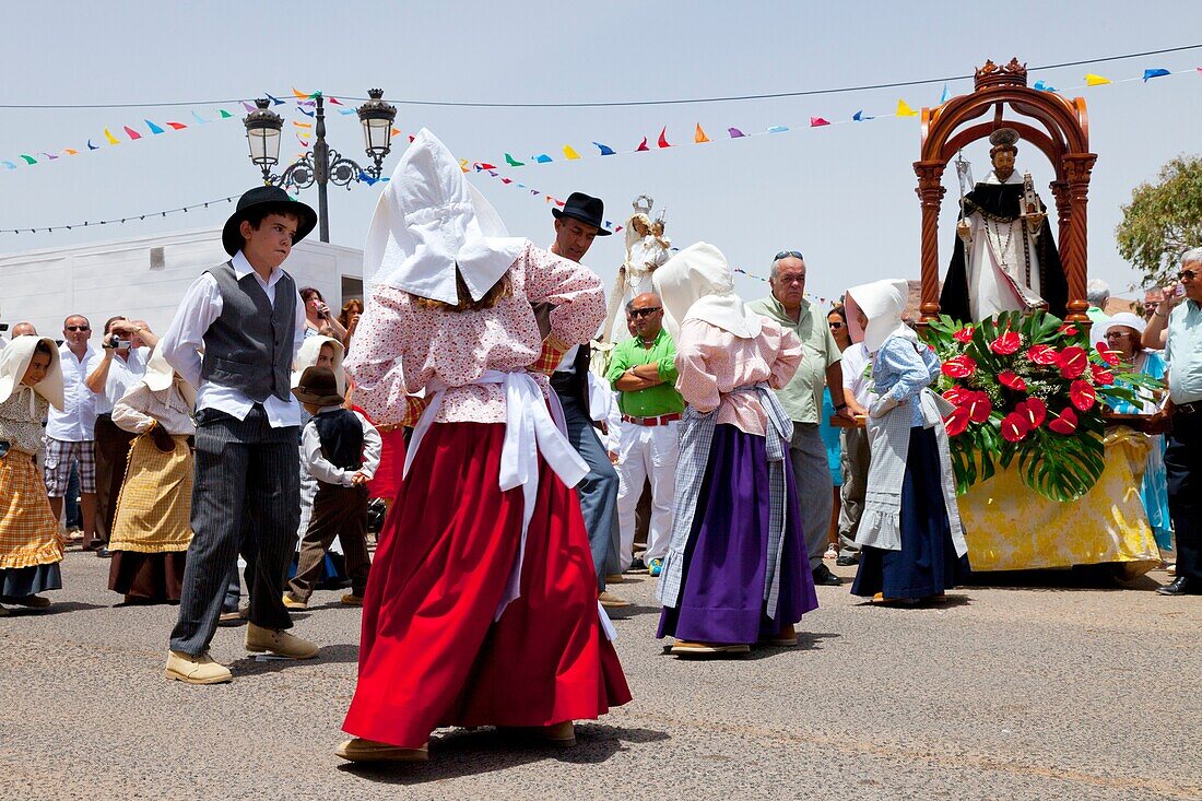 Rondalla y traje típico campesino Festividad Santo Domingo de Guzman Pueblo Tetir Isla Fuerteventura Provincia Las Palmas Islas Canarias España