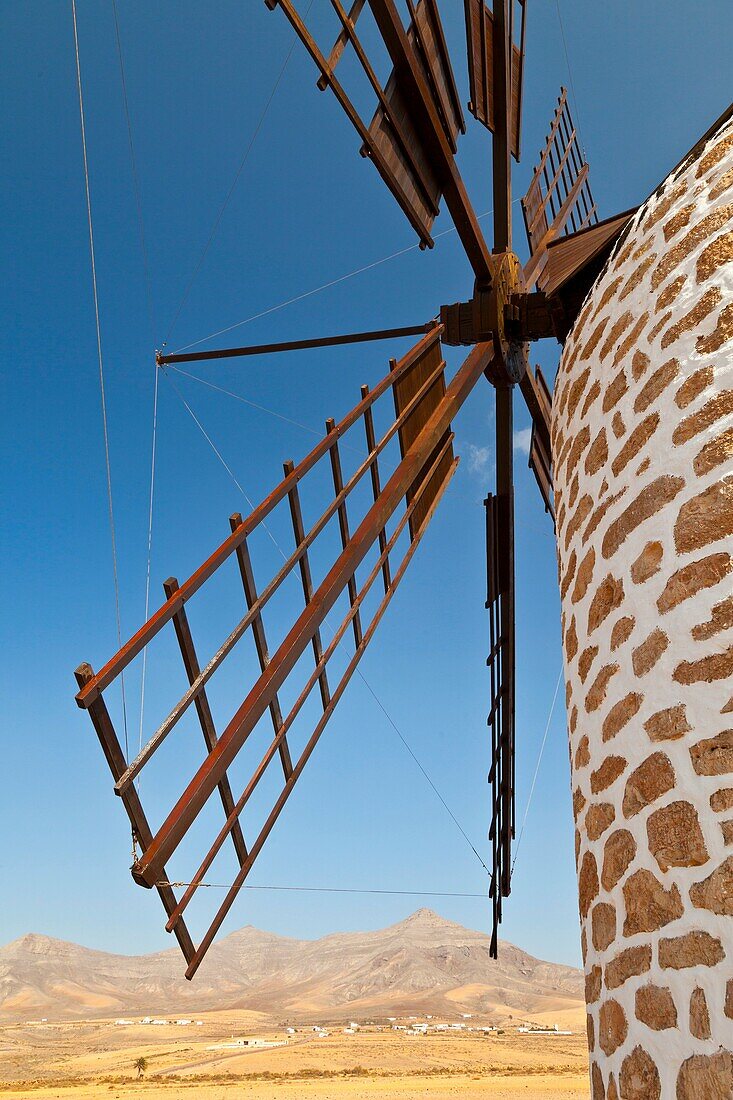 Molino y paisaje agrícola Pueblo Las Parcelas Isla Fuerteventura Pronvincia Las Palmas Islas Canarias España