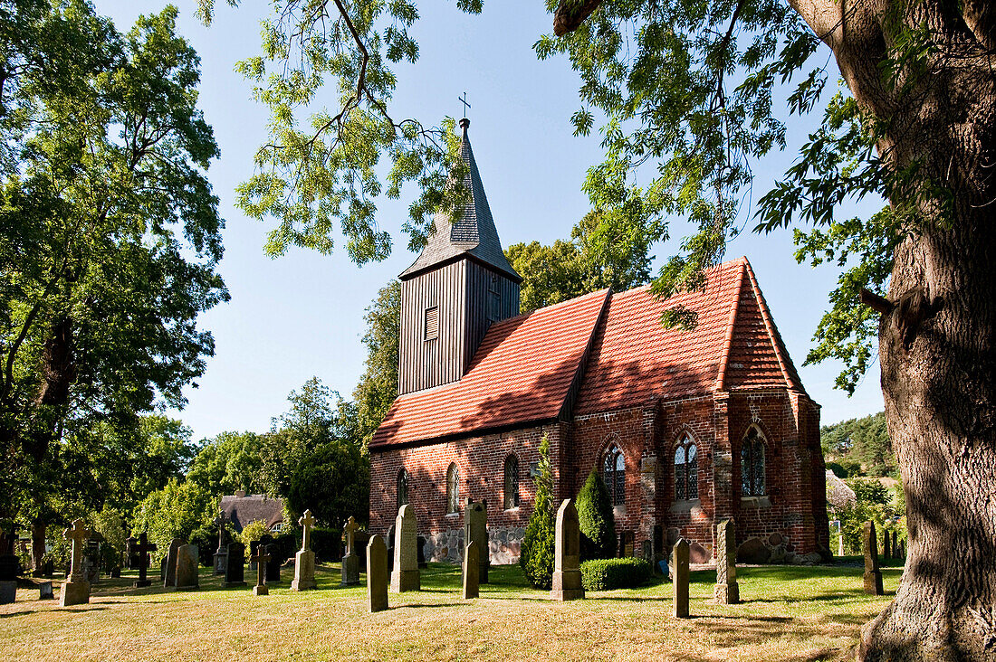 Evangelische Kirche Groß Zicker aus dem 14 Jhr. mit Friedhof auf der Halbinsel Mönchsgut, Insel Rügen, Ostsee, Mecklenburg-Vorpommern, Deutschland