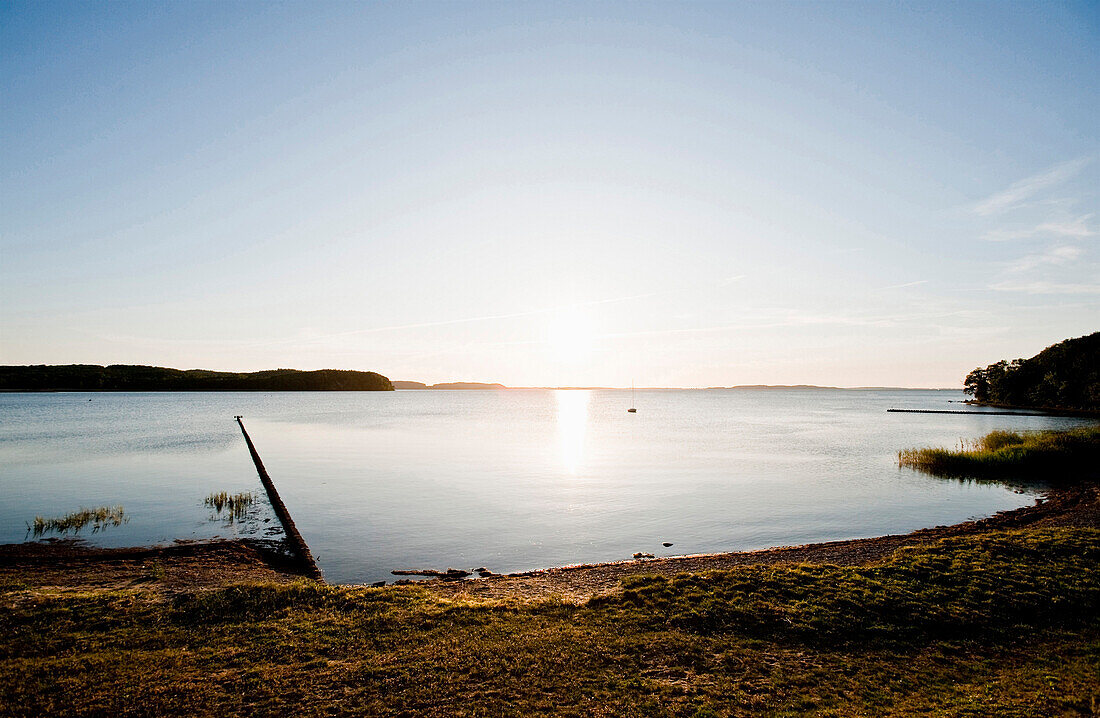 Küstenlandschaft bei Sonnenuntergang, Blick über den Bodden, Insel Rügen, Ostsee, Mecklenburg-Vorpommern, Deutschland