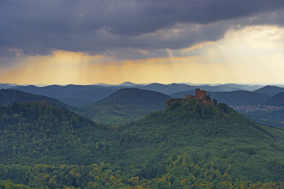 Burganlage Trifels bei Annweiler, Pfälzerwald, Rheinland-Pfalz, Deutschland, Europa
