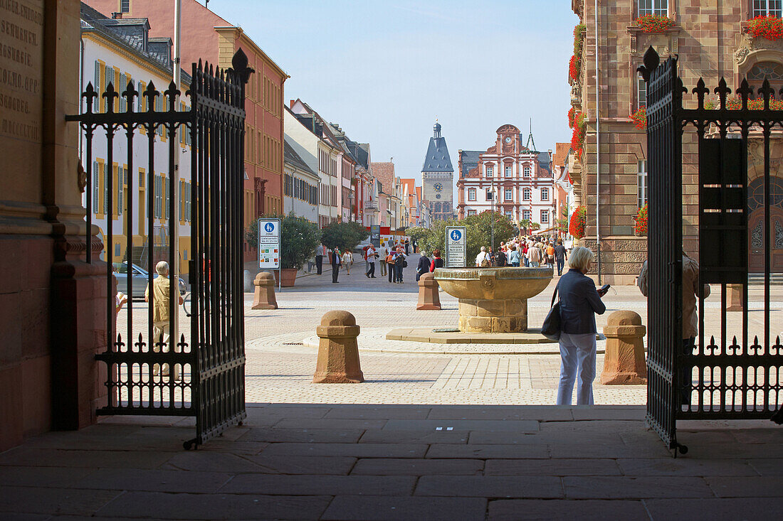 Domnapf, Maximilianstraße und Stadttor Altpörtel, Speyer, Rheinland-Pfalz, Deutschland, Europa