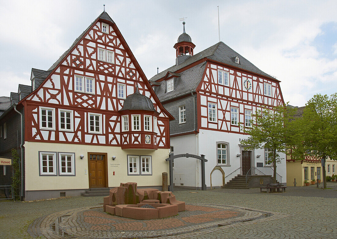 Marktplatz in Kirchberg, Fachwerkhaus, Rathaus, Hunsrück, Rheinland-Pfalz, Deutschland, Europa