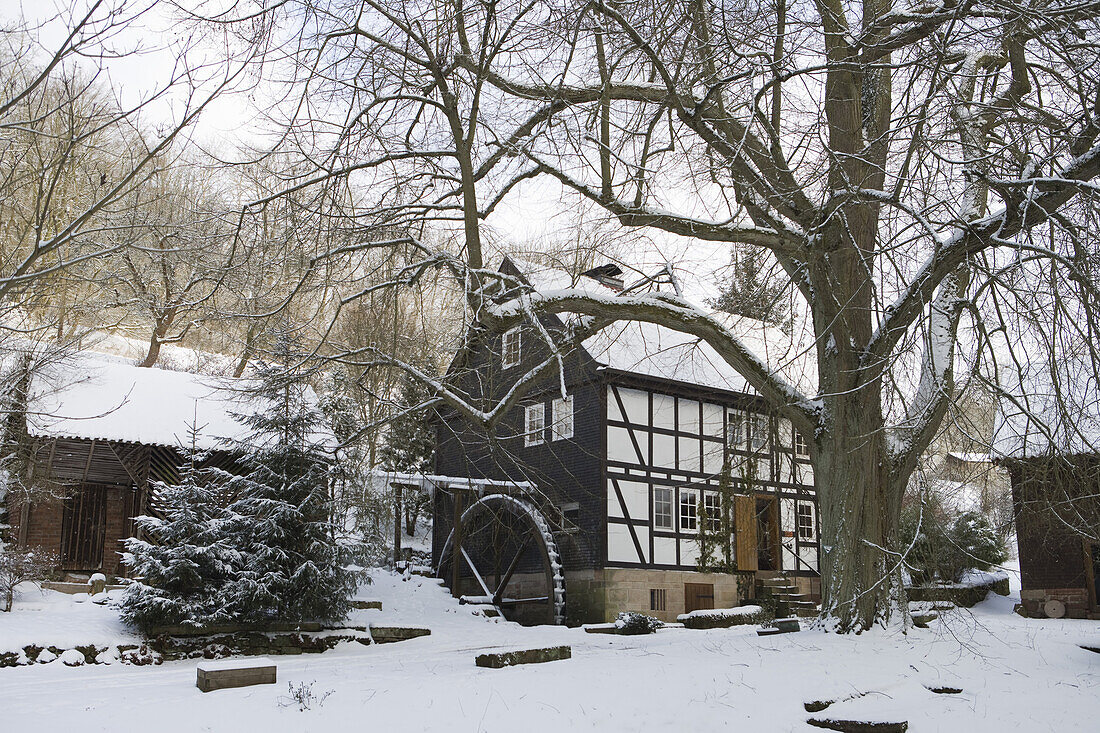 Idyllische Wassermühle in Winterlandschaft mit Schnee, Haunetal, Rhön, Hessen, Deutschland, Europa
