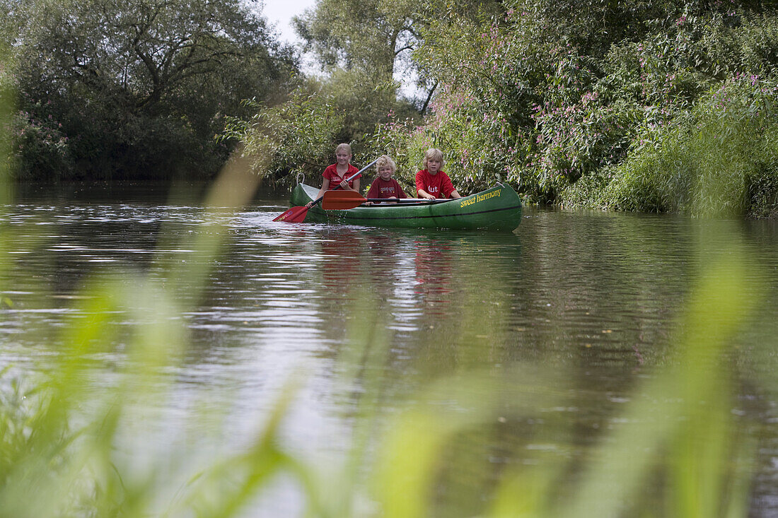 Children in a canoe on the river Fulda, Niederaula, Hesse, Germany, Europe