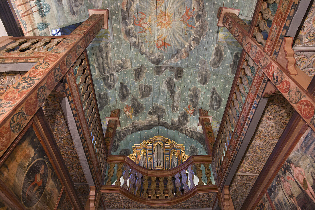 Kunstvoll bemalte Decke in der evangelischen Kirche, Ronshausen, Hessen, Deutschland, Europa
