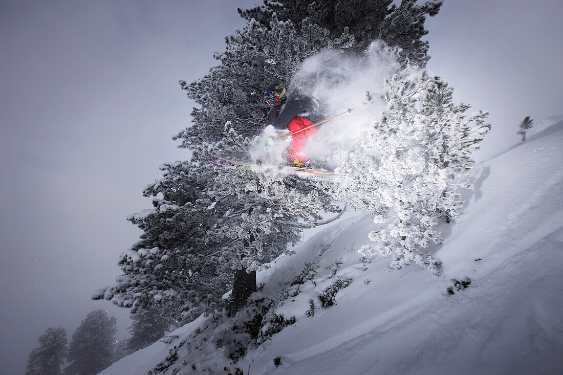 Freeskier im Sprung, Mayrhofen, Zillertal, Tirol, Österreich