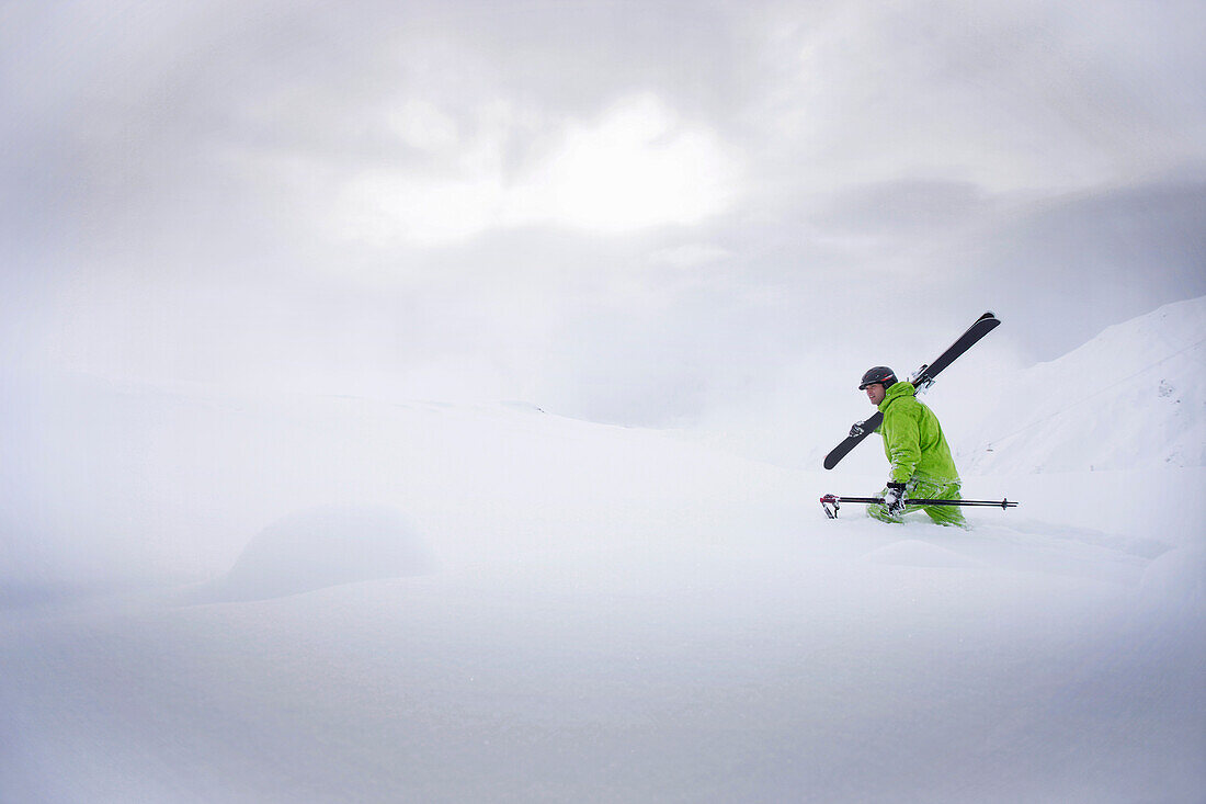 Freeskier steigt im Tiefschnee auf, Mayrhofen, Zillertal, Tirol, Österreich