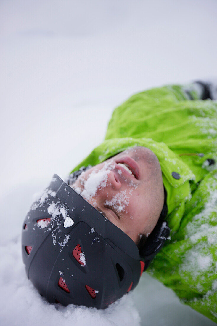 Freeskier liegt im Schnee, Mayrhofen, Zillertal, Tirol, Österreich