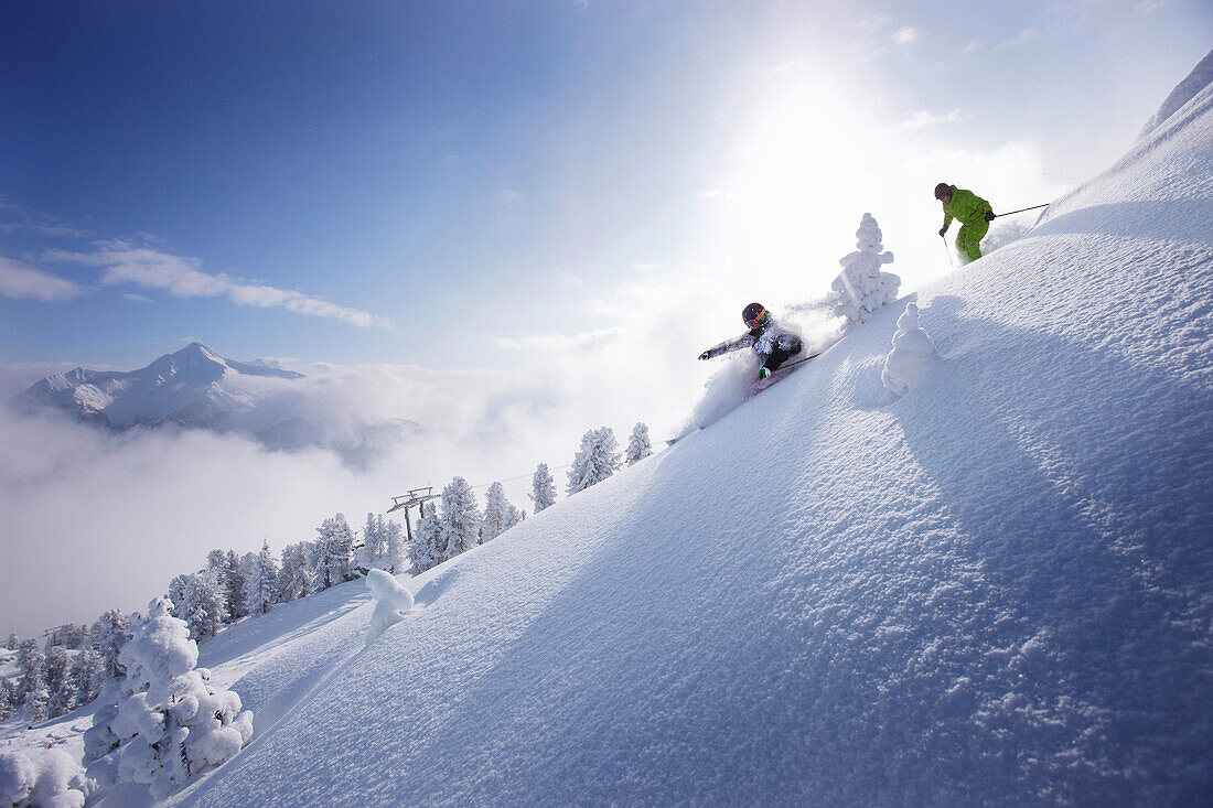 Freeskier im Tiefschnee, Mayrhofen, Zillertal, Tirol, Österreich