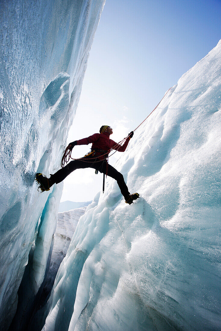 Mann beim Eisklettern, Pasterze Gletscher, Großglockner, Kärnten, Österreich