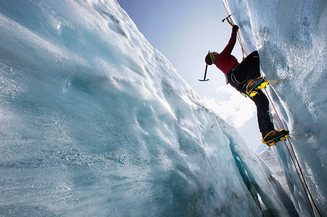 Mann beim Eisklettern, Pasterze Gletscher, Großglockner, Kärnten, Österreich