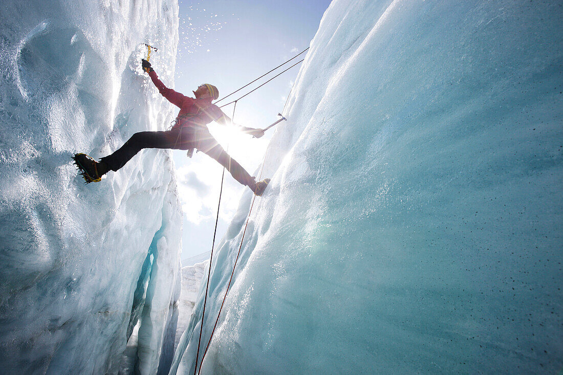 Mann beim Eisklettern, Pasterze Gletscher, Großglockner, Kärnten, Österreich