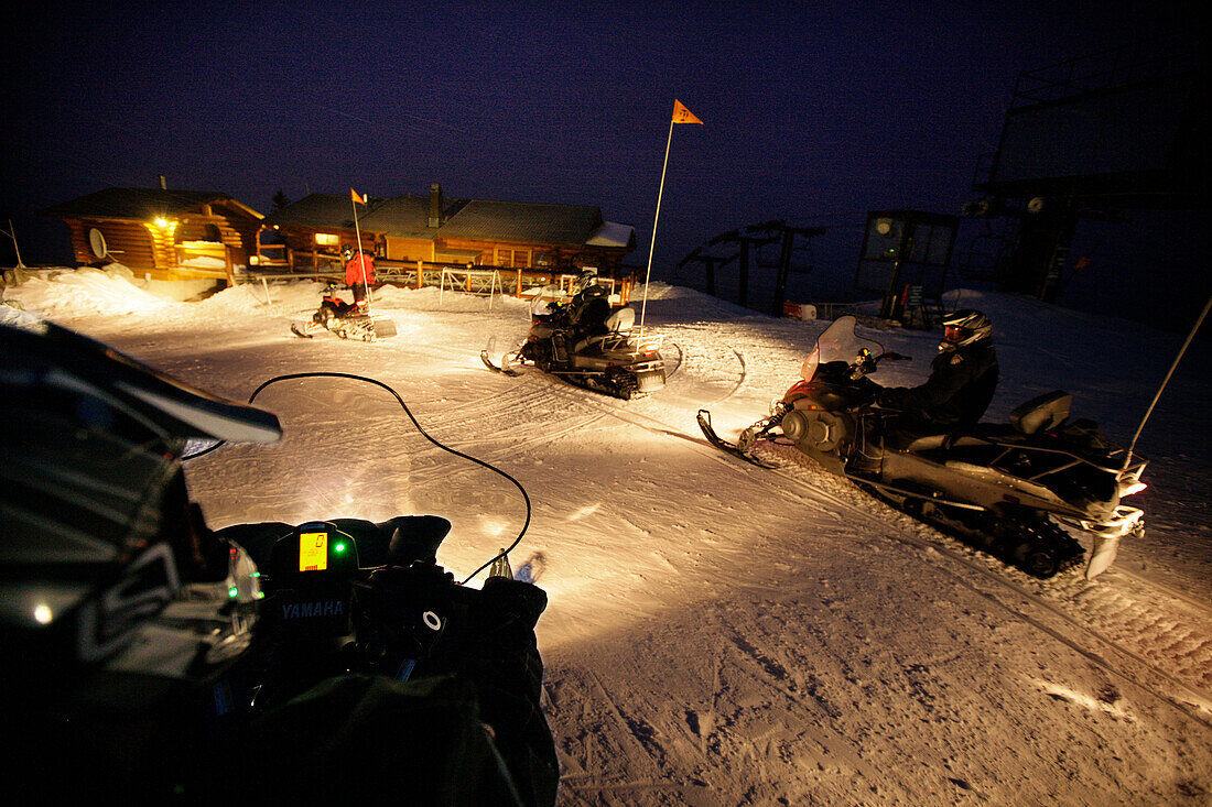 Schneemobile bei Berghütte Crystal Hut, Blackcomb Mountain, Whistler, British Columbia, Kanada