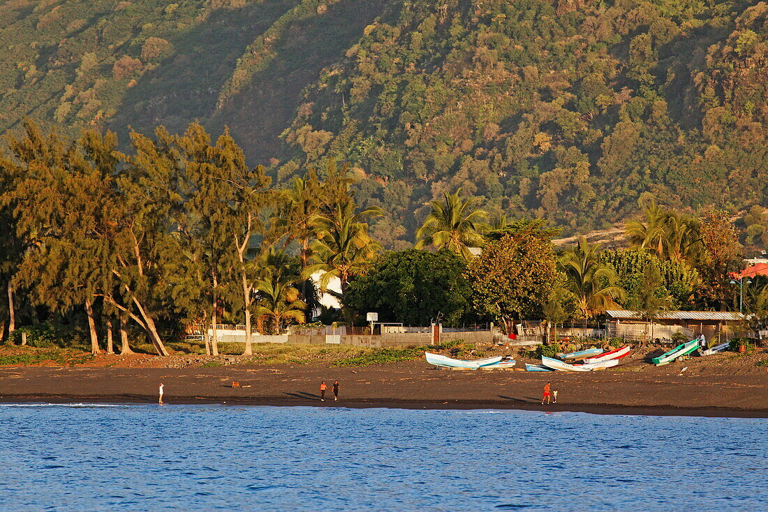 Blick auf Menschen und Boote am Strand, Saint Paul, La Reunion, Indischer Ozean
