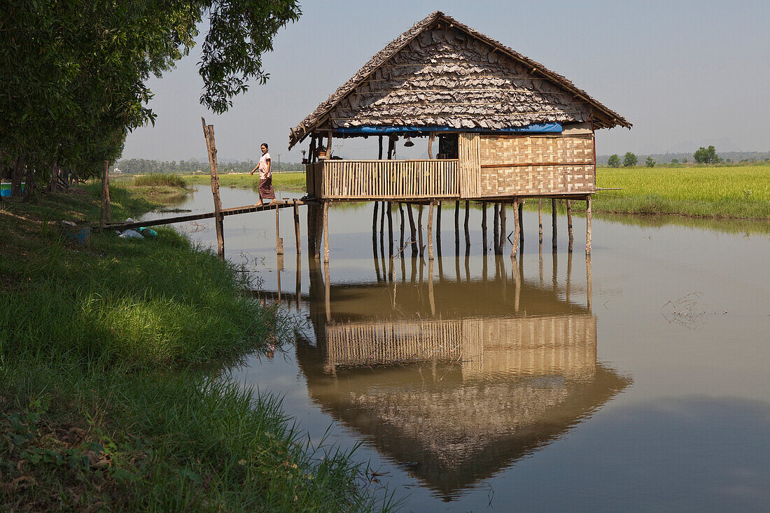 Hütte auf Stelzen im Wasser, Kayin Staat, Myanmar, Burma, Asien