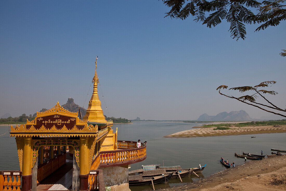 Shwe Yin Myaw Pagode in Hpa-An am Fluss Thanlwin, Kayin Staat, Myanmar, Burma, Asien