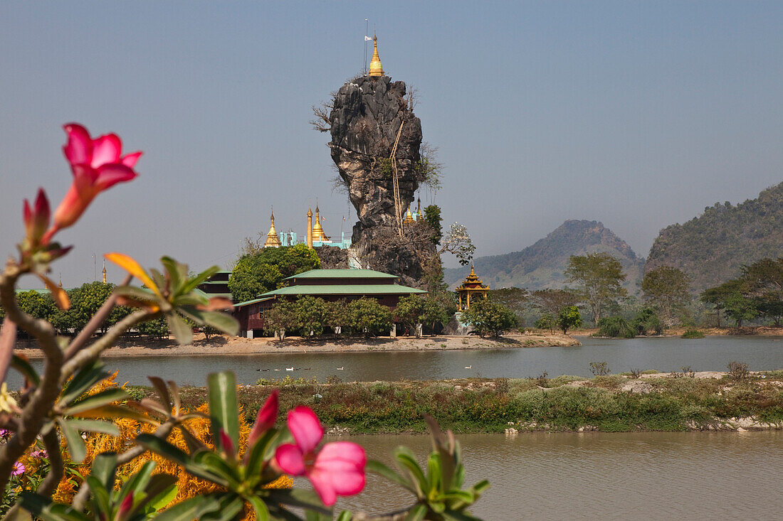 Kyauk Ka Lat Pagode auf dem Felsen, Karstberge im Hintergrund, Kayin Staat, Myanmar, Burma, Asien