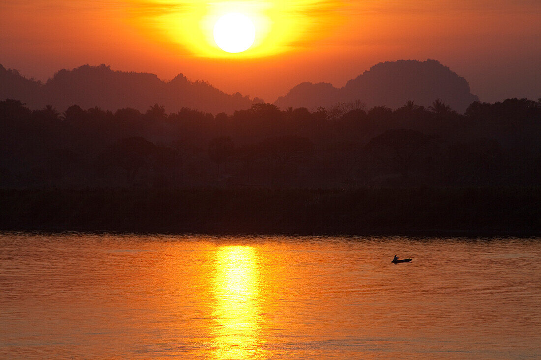 Sonnenuntergang am Fluss Thanlwin, Kayin Staat, Myanmar, Burma, Asien