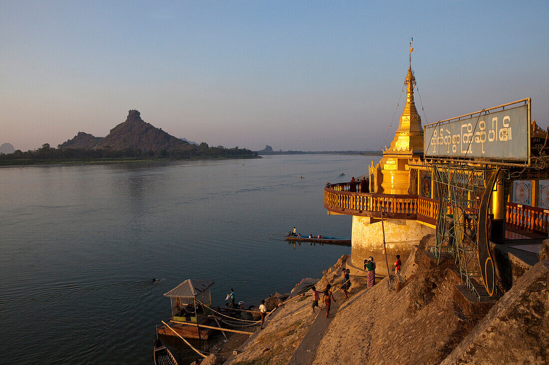Shwe Yin Myaw Pagoda at the Thanlwin river at sunset, Hpa-An, Kayin State, Myanmar, Birma, Asia