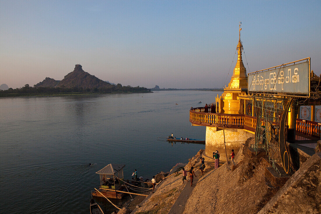 Shwe Yin Myaw Pagode am Fluss Thanlwin bei Sonnenuntergang, Hpa-An, Kayin Staat, Myanmar, Burma, Asien